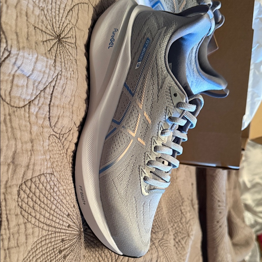 ASICS Women’s Athletic Shoes - Light Gray and Blue- GT2000- 7.5 WIDE